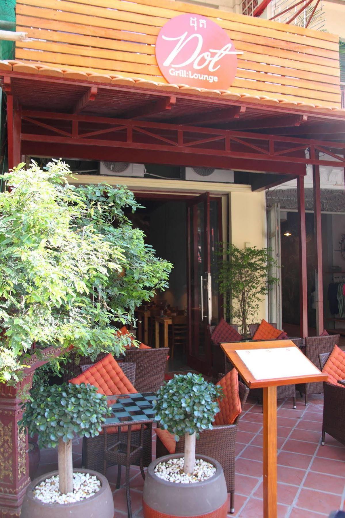 Hostel The Local - Riverside Phnom Penh Exterior foto